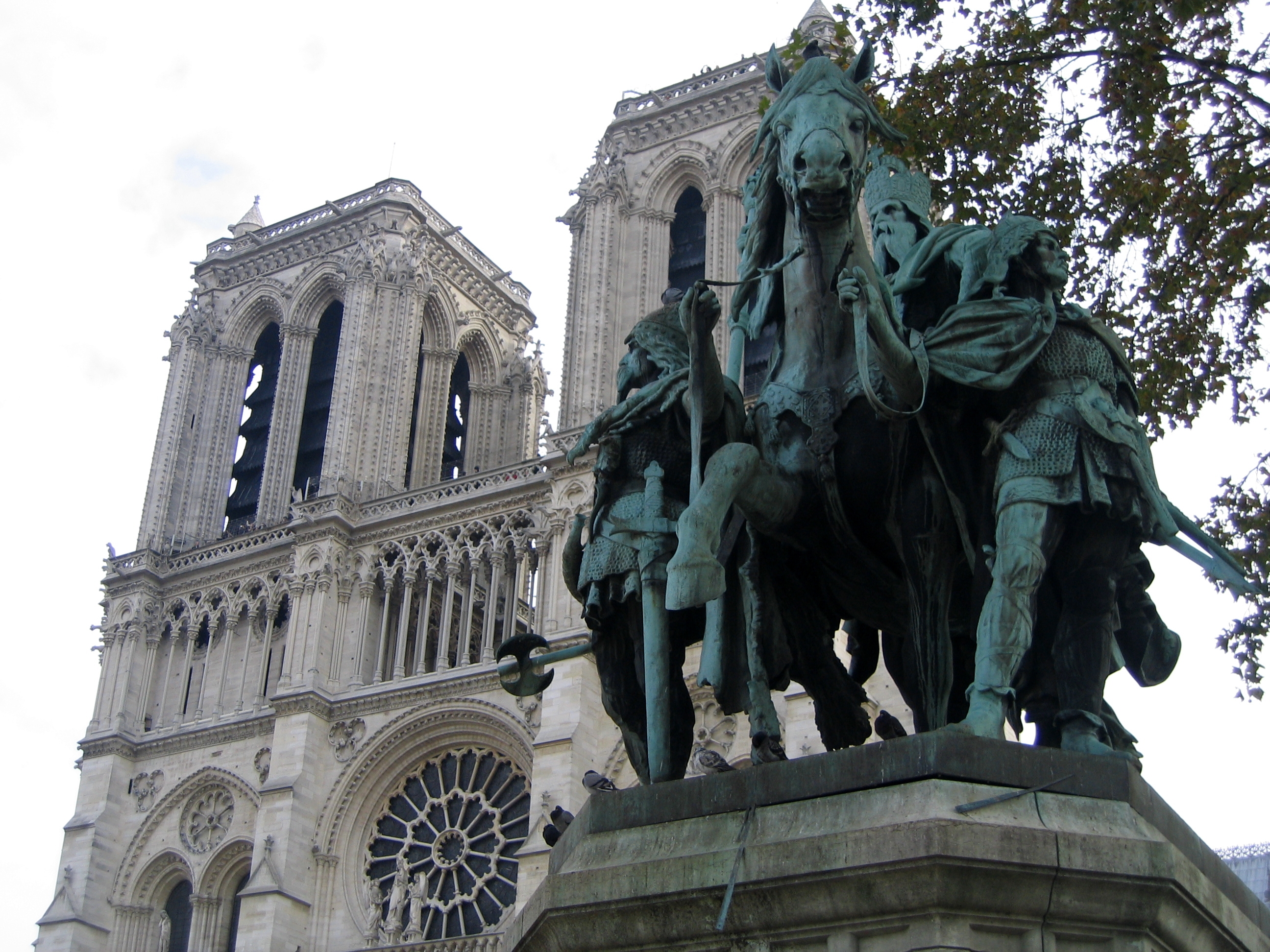 Statue de Charlemagne devant Notre Dame